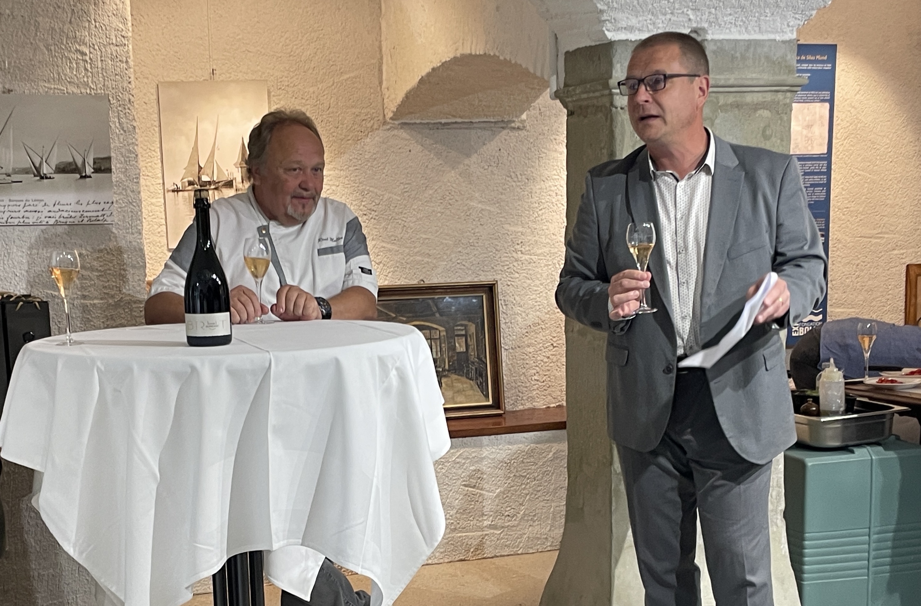 Jean-François Crausaz, directeur, lors de la présentation de la cuvée Alphonse, un vin effervescent élaboré pour les 160 ans de la Maison Bolle. photo-PB 
