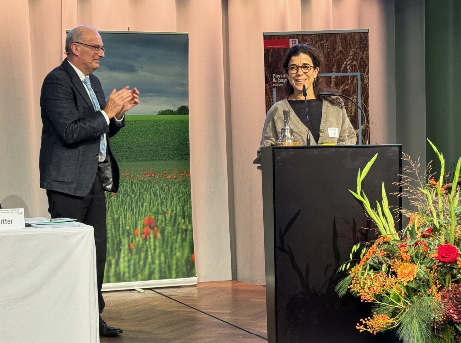 Markus Ritter, président de l'USP, applaudit Sarah Perrig, la lauréate romande du Prix Média 2025. - photo PB