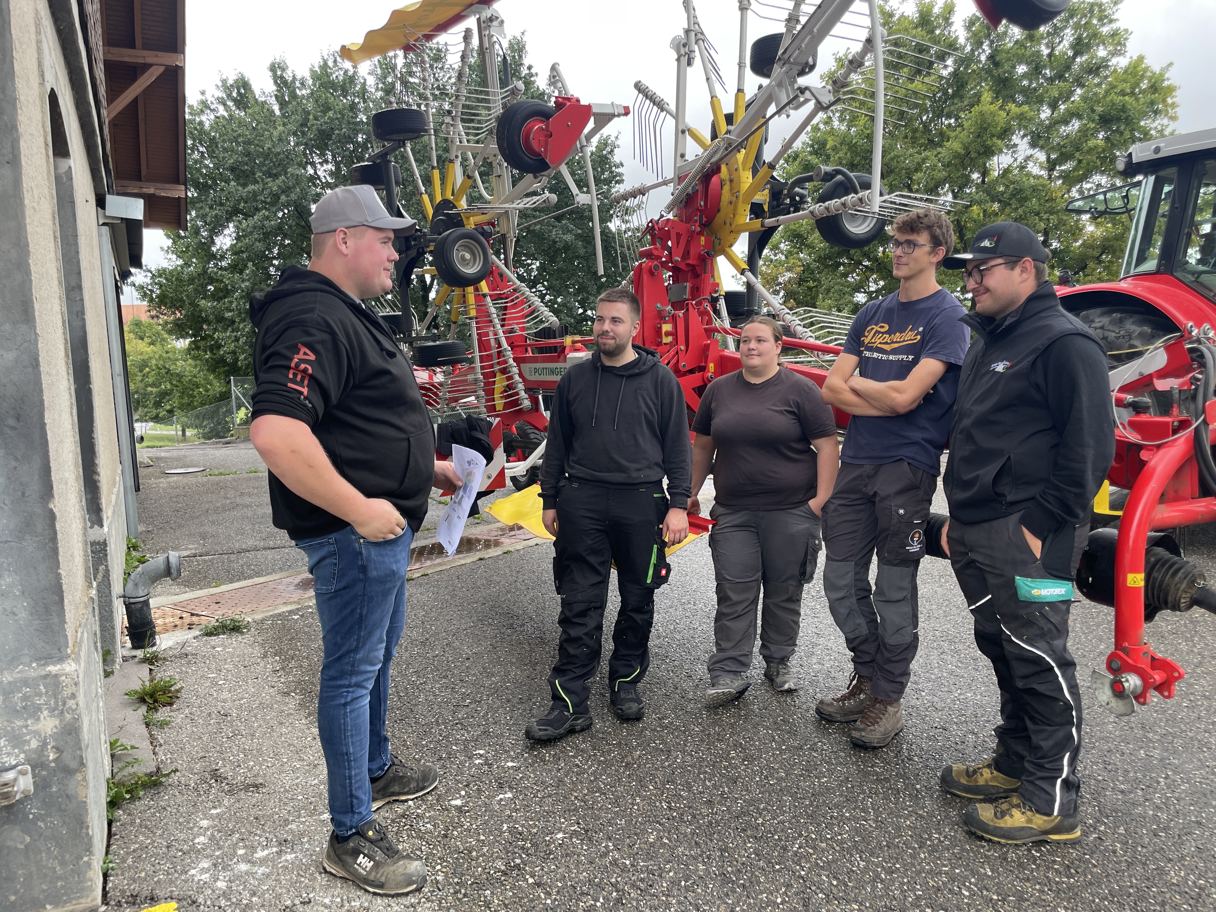 Quatre des jeunes agriculteurs romands qui ont participé à une journées d'entrainement pour les swissSkills, organisée à l'école d'agriculture de Grangeneuve - photo PB