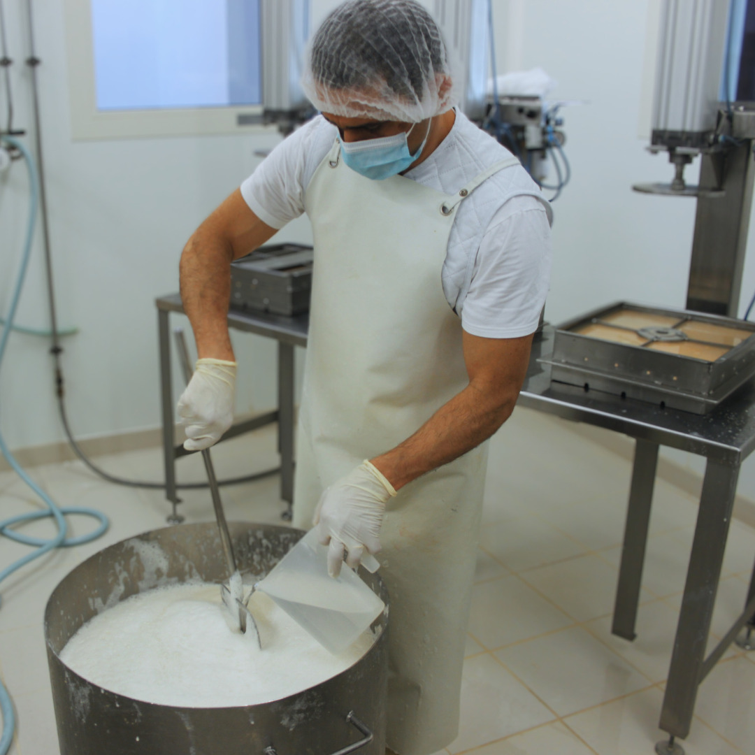 Brassage du lait de soja avant moulage et pressage du tofu dans l'atelier de Swissoja à Genève. (DR)