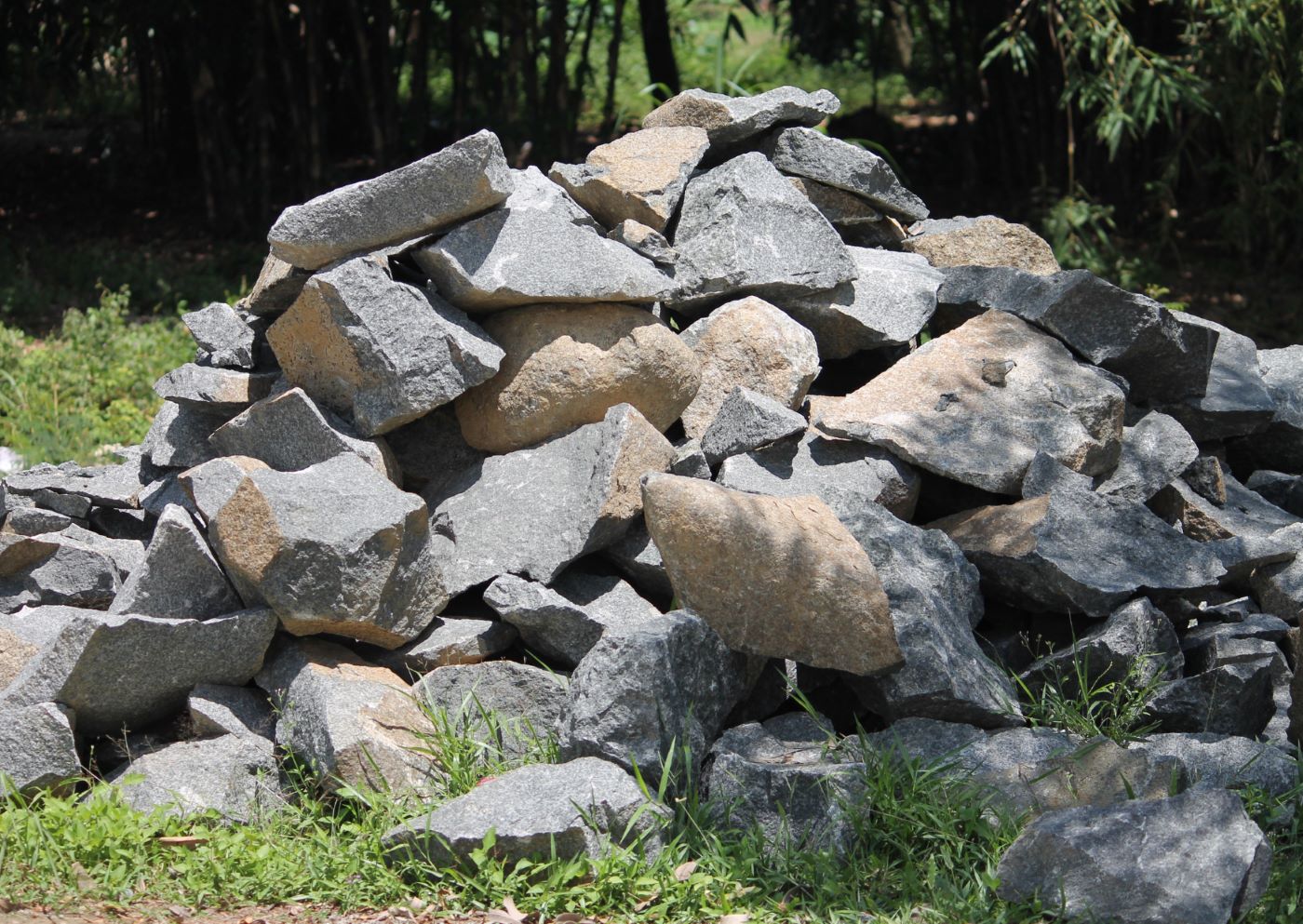 Des petites structures telles que des tas de pierres, permettent d'améliorer la qualité des surfaces consacrées à la biodiversité, en créant des abris pour la faune. (DR)